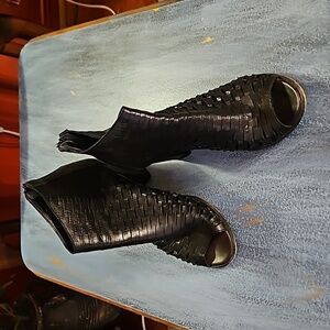 Piampiano black leather laser cut ankle booties EU 37 (US 6.5)